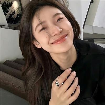 穿黄睡衣的女孩